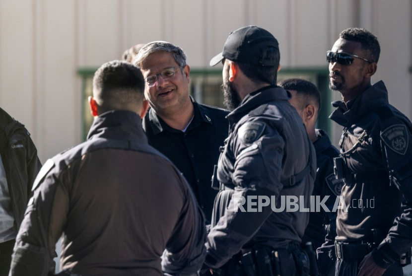 Menteri Keamanan Nasional Israel Itamar Ben-Gvir (tengah) menyaksikan uldoser Israel menghancurkan sebagian kantor pusat Badan Bantuan dan Pekerjaan PBB (UNRWA) di lingkungan Sheikh Jarrah di Yerusalem timur, 20 Januari 2026. 