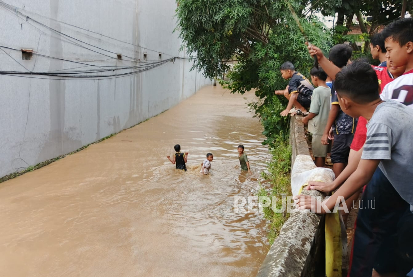 Bencana banjir terjadi di Kelurahan Utama, Kecamatan Cimahi Selatan, Kota Cimahi, Sabtu (24/1/2026). 