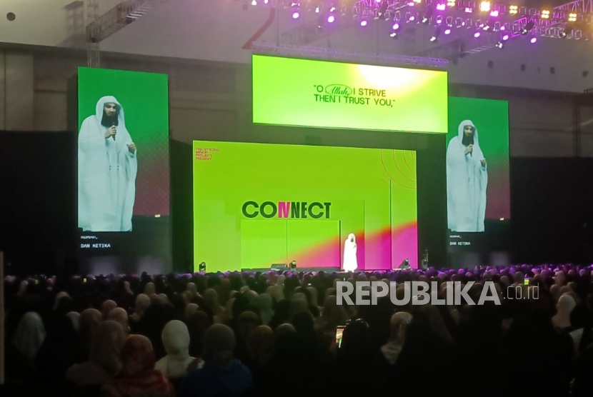 Pendakwah internasional Mufti Menk berbicara di hadapan ribuan jamaah di panggung utama ICE BSD Hall 2, Tangerang, Sabtu (24/1/2026). 