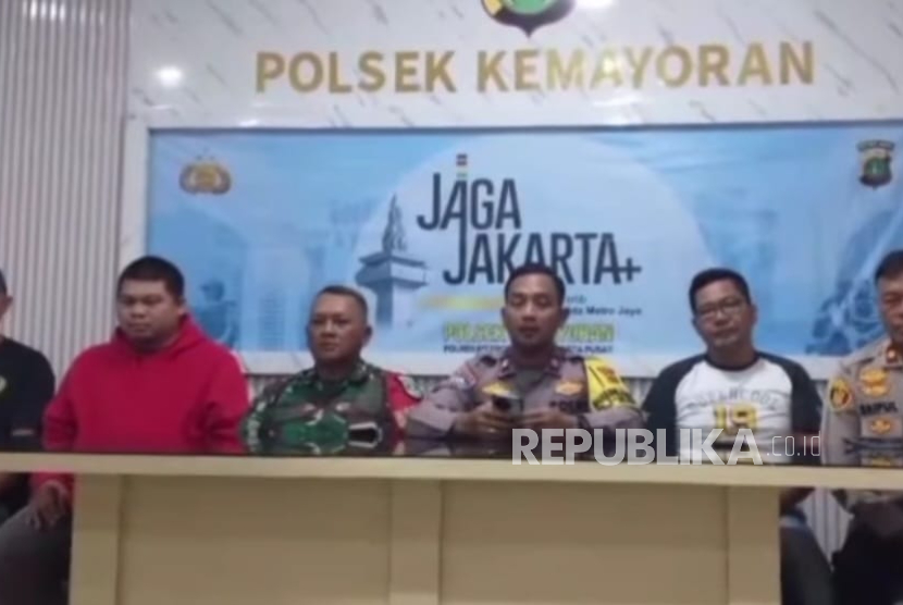 Bhabinkamtibmas dan Babinsa di Jakpus Minta Maaf Tuduh Penjual Es Isinya Busa