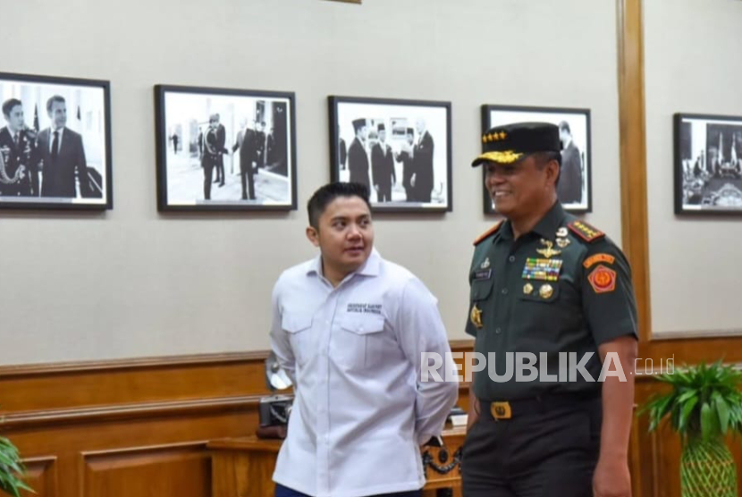 Sekretaris Kabinet (Seskab) Letkol Inf Teddy Indra Wijaya kedatangan tamu Wakil Panglima TNI Jenderal Tandyo Budi Revita di kantor Sekretariat Kabinet (Setkab), Jakarta Pusat, Selasa (27/1/2026).