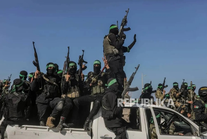 Pejuang Brigade Al-Qassam sebelum menyerahkan seorang tawanan Israel ke Palang Merah di Gaza pada 2025.