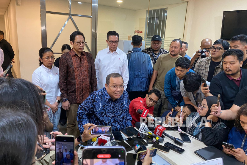 Direktur Utama PT Bursa Efek Indonesia (BEI) Iman Rachman menyatakan mengundurkan diri dari jabatannya, usai IHSG mengalami kemerosotan yang tajam dua hari terakhir, di Gedung BEI, Jakarta, Jumat (30/1/2026). 