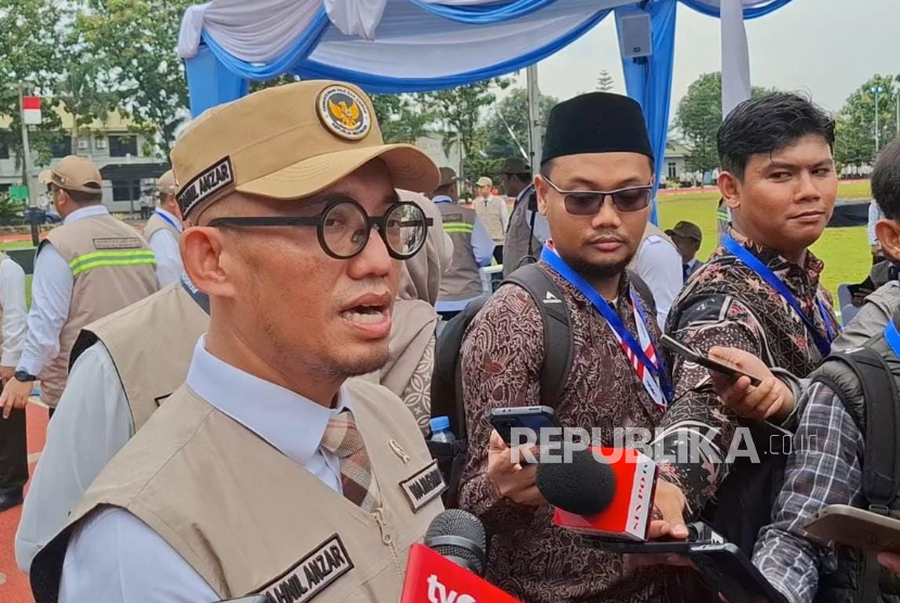 Wakil Menteri Haji dan Umrah (Wamenhaj) Dahnil Anzar Simanjuntak saat Pembekalan Petugas Haji Indonesia di Lapangan Galaxy Markas Komando Daerah Operasi Udara 1, Halim Perdanakusuma, Jakarta Timur, Jumat (30/1/2026).