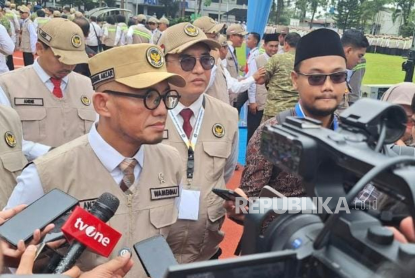 Wakil Menteri Haji dan Umrah (Wamenhaj) Dahnil Anzar Simanjuntak saat Pembekalan Petugas Haji Indonesia di Lapangan Galaxy Markas Komando Daerah Operasi Udara 1, Halim Perdanakusuma, Jakarta Timur, Jumat (30/1/2026).