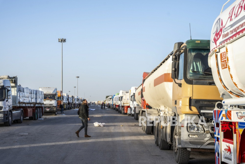 Truk bantuan kemanusiaan menunggu di dekat perbatasan Rafah, antara Mesir dan Jalur Gaza, di Rafah, Kegubernuran Sinai Utara, Mesir, 1 Februari 2026.