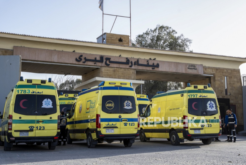 Ambulans menunggu di Perlintasan Perbatasan Rafah sisi Mesir, antara Mesir dan Jalur Gaza, di Rafah, Kegubernuran Sinai Utara, Mesir, 1 Februari 2026.