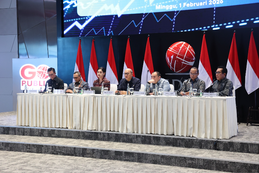 Jajaran pimpinan OJK, BEI, dan Danantara Indonesia melakukan konferensi pers di kantor Bursa Efek Indonesia, Ahad (1/2/2026).