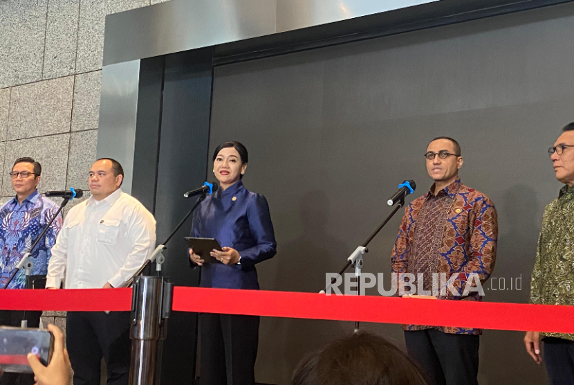 OJK together with SRO and Danantara presented the results of the meeting with MSCI at BEI Building, Jakarta, Monday (2/2/2026).