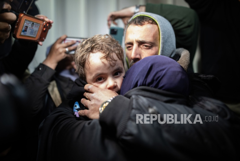 Warga Palestina tiba di Rumah Sakit Nasser di Khan Younis, di selatan Jalur Gaza, melalui penyeberangan Rafah, ditemani oleh personel Organisasi Kesehatan Dunia (WHO), 2 Februari 2026.