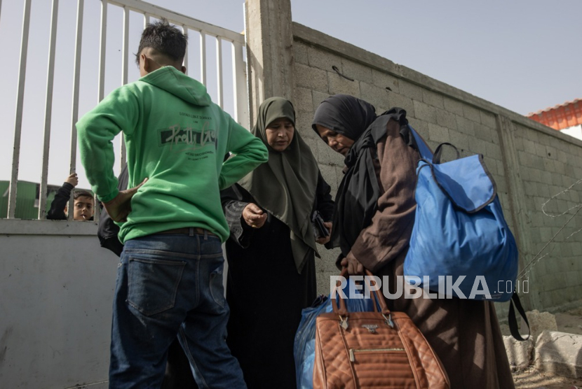 Pasien Palestina berkumpul di dalam Rumah Sakit Bulan Sabit Merah Palestina di Khan Younis, Jalur Gaza selatan, sebelum menuju penyeberangan Rafah, 2 Februari 2026.
