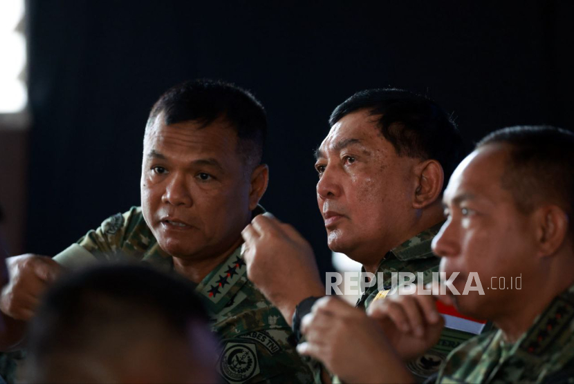 Panglima TNI Jenderal Agus Subiyanto (kanan) bersama Menhan RI Jenderal (Purn) Sjafrie Sjamsoeddin dan Wakil Panglima TNI Jenderal Tandyo Budi Revita.