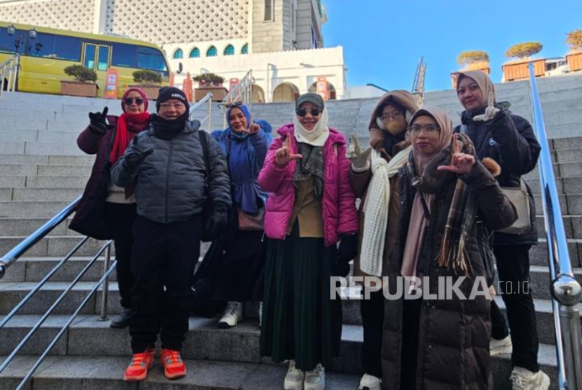 Rombongan penulis Diamond KBM App, yaitu Bunga BTP, Dwi Indrawati, Majarani, Ka Umay, Yazmin Aisyah, FebriYthi, Julli Nobasa, dan Lebah Ratih di Korsel.