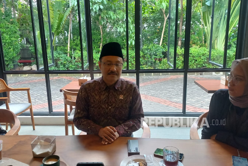 Menteri Sosial (Mensos) Saifullah Yusuf alias Gus Ipul memberikan keterangan di Kemensos, Kamis (5/2/2026). 
