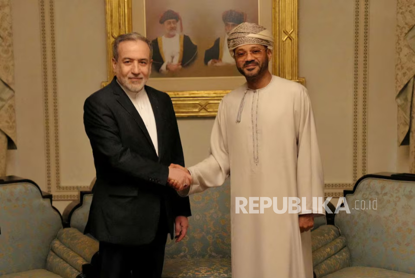 Menteri Luar Negeri Iran Abbas Araghchi bertemu dengan Menteri Luar Negeri Oman Sayyid Badr Albusaidi di Muscat, Oman, 6 Februari 2026. 