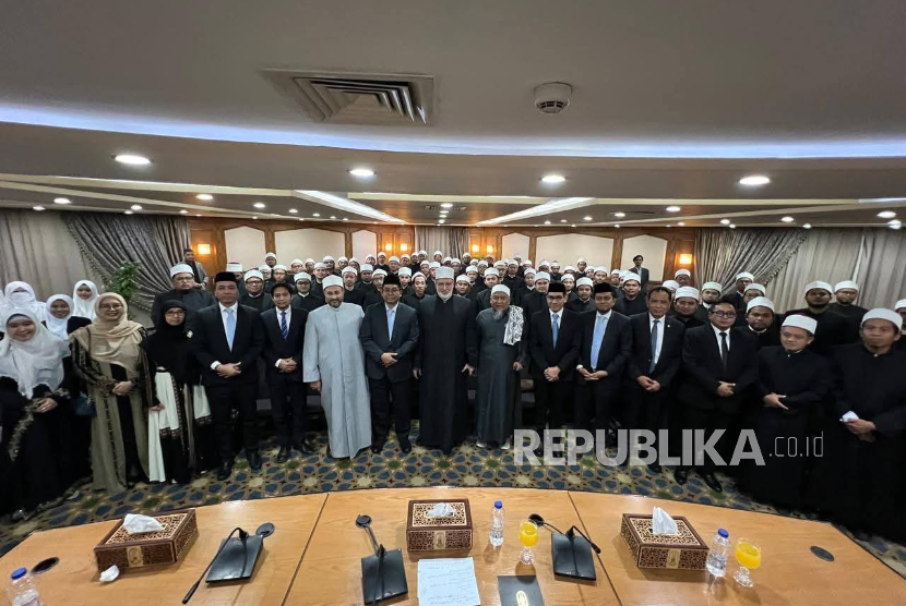 Wakil Grand Syekh Al-Azhar, Prof Muhammad Abdurrahman Ad-Duwaini dan Grand Mufti Mesir Prof Nadhir Muhammad Ayyadh menerima delegasi ASFA Foundation dan mahasiswa peraih beasiswa di kantor masing-masing, Kairo pada Ahad (8/2/2025). 