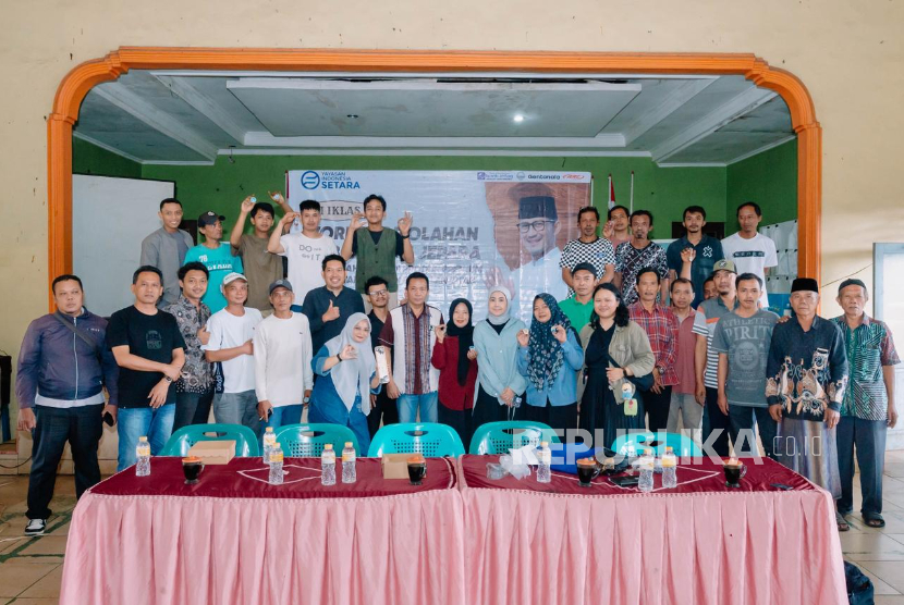 Pelatihan yang diikuti 30 peserta di Jepara, mengajak mereka membuat holder ponsel serta liontin kalung dari limbah kayu.