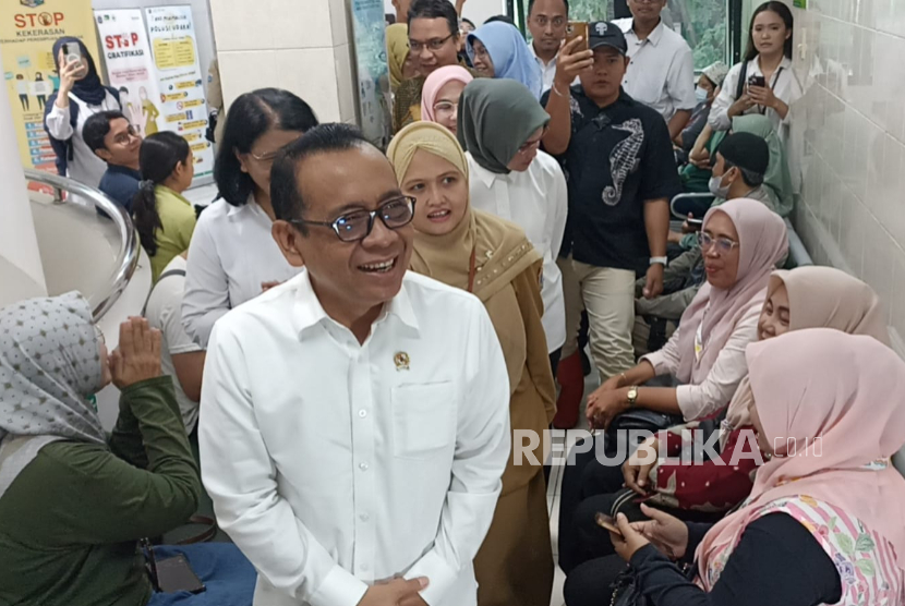 Menteri Koordinator Pembangunan Manusia dan Kebudayaan (Menko PMK) Pratikno memantau pelaksanaan Cek Kesehatan Gratis (CKG) di Puskesmas Cilandak, Jakarta Selatan pada Selasa (10/2/2026). 