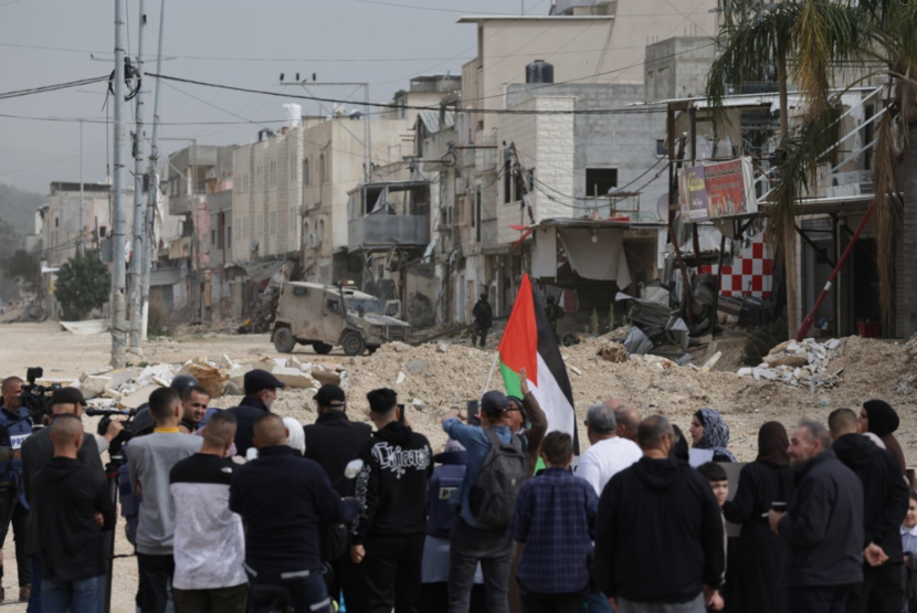 Pasukan Israel menghentikan pengungsi Palestina yang berusaha kembali ke kamp pengungsi Nur Shams selama operasi militer Israel di dekat kota Tulkarem, Tepi Barat, 9 Februari 2026. 