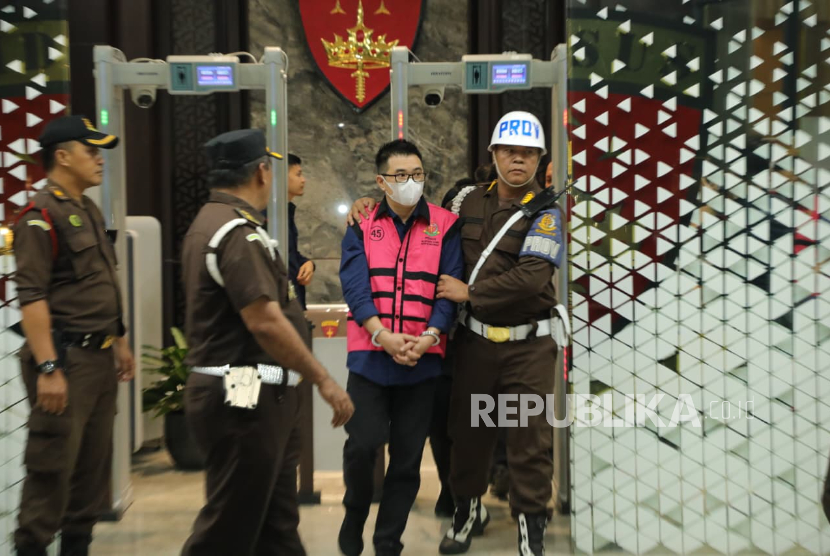 Tersangka terkait korupsi manipulasi dan rekayasa ekspor limbah kelapa sawit dihadirkan di Kejaksaan Agung, Selasa (10/2/2026).