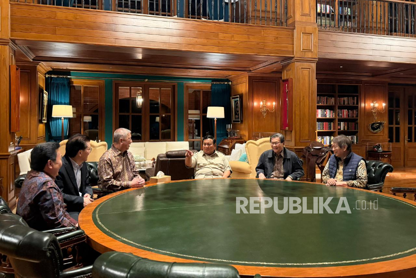 Presiden RI Jenderal (Purn) Prabowo Subianto menerima permohonan audiensi lima pengusaha besar untuk berdiskusi di kediaman pribadi Hambalang, Kabupaten Bogor, Jawa Barat, Selasa (10/2/2026) malam WIB.