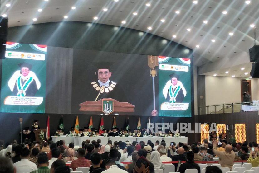 Prosesi guru besar kehormatan bidang ilmu politik dan kebudayaan kepada Menteri Kebudayaan (Menbud) Fadli Zon di kampus Unas, Pejaten Timur, Jakarta Selatan, Rabu (11/2/2026).
