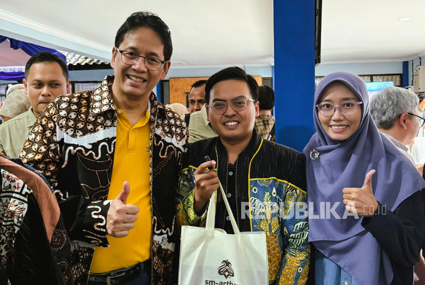 Menkeu Purbaya Yudhi Sadewa mengunjungi pameran UMKM di Kantor Pelayanan Perbendaharaan Negara (KPPN) Magelang.