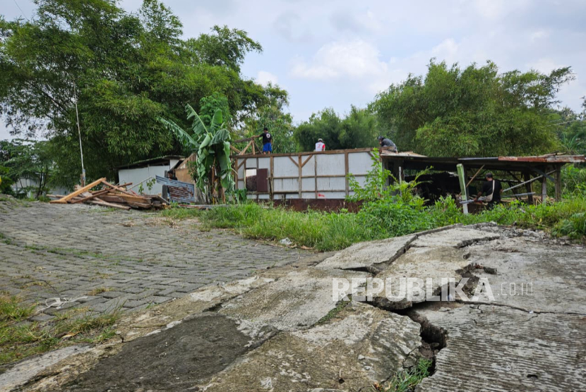 Suasana Kampung Sekip di Kelurahan Jangli, Tembalang, Kota Semarang, Jawa Tengah, yang terdampak tanah bergerak, Rabu (11/2/2026). 