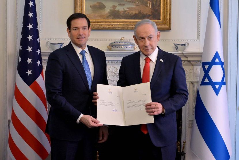 Perdana Menteri Israel Benjamin Netanyahu dan Menlu AS Marco Rubio selepas menandatangani keanggotaan di Board of Peace di Gedung Putih, Washington, AS, Rabu (11/2/2026). 