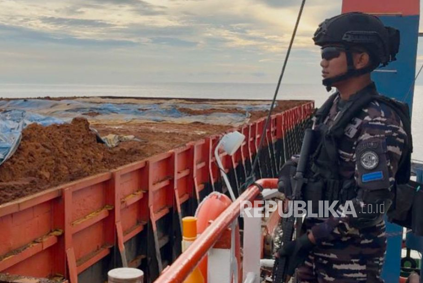 TNI AL berhasil menangkap dua kapal pengangkut nikel yang menggelar izin berlayar serta pengelolaan mineral dan batubara (minerba) di Perairan Teluk Weda, Kabupaten Halmahera Tengah, Provinsi Maluku Utara, Selasa (10/2/2026).