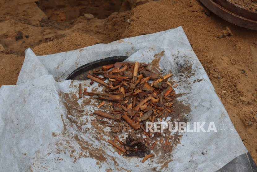 Tulang-tulang anak-anak dan istri Mahmoud Abu Ismail yang tersisa selepas pasukan Israel mengebom rumahnya di Al Shabra, Kota Gaza.