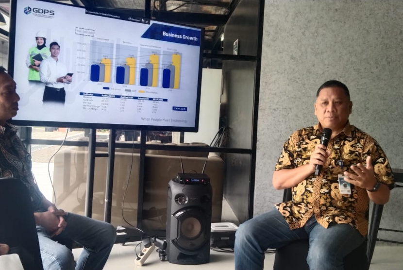 Direktur Utama PT Garuda Daya Pratama Sejahtera Cornelis Radjawane (kanan) saat menyampaikan paparan kinerja perseroan di kantornya di Tangerang, Banten, Kamis (12/2/2026)