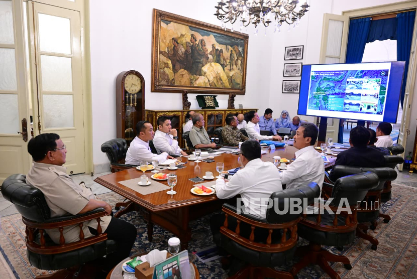 Presiden RI Jenderal (Purn) Prabowo Subianto memimpin rapat terbatas dengan sejumlah menteri Kabinet Merah Putih di Istana Merdeka, Jakarta Pusat, Kamis (12/2/2026). 