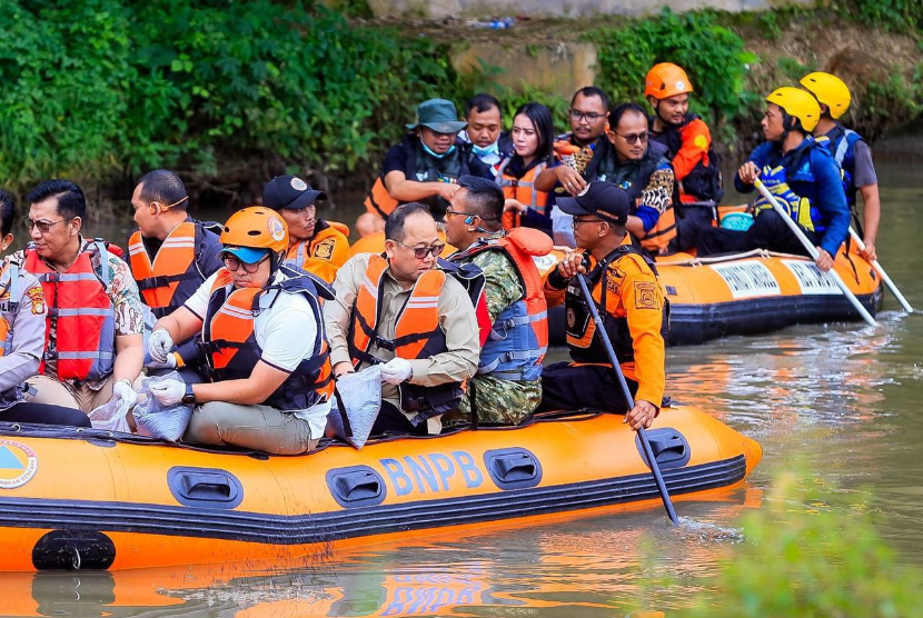 Wakil Wali Kota Tangerang Selatan Pilar Saga meninjau kali Jaletreng yang terhubung dengan Sungai Cisadane.