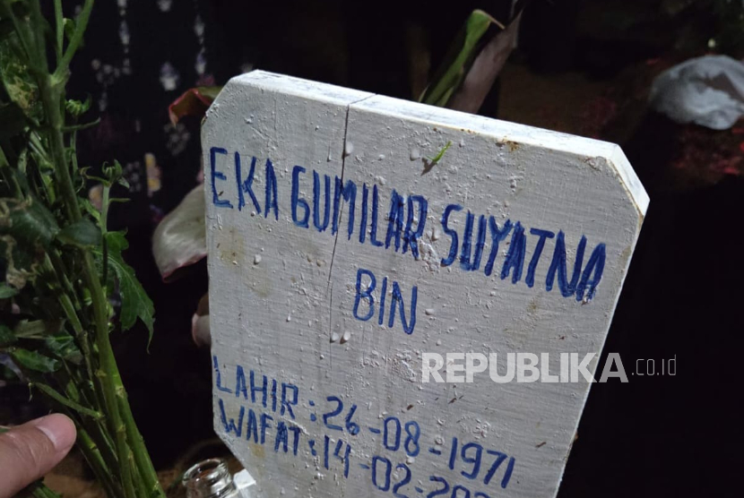 Ketua Umum Ormas Rekat Indonesia, Eka Gumilar dimakamkan di Tempat Pemakaman Umum (TPU) Cimahpar, Kota Bogor, Sabtu (15/2/2026).