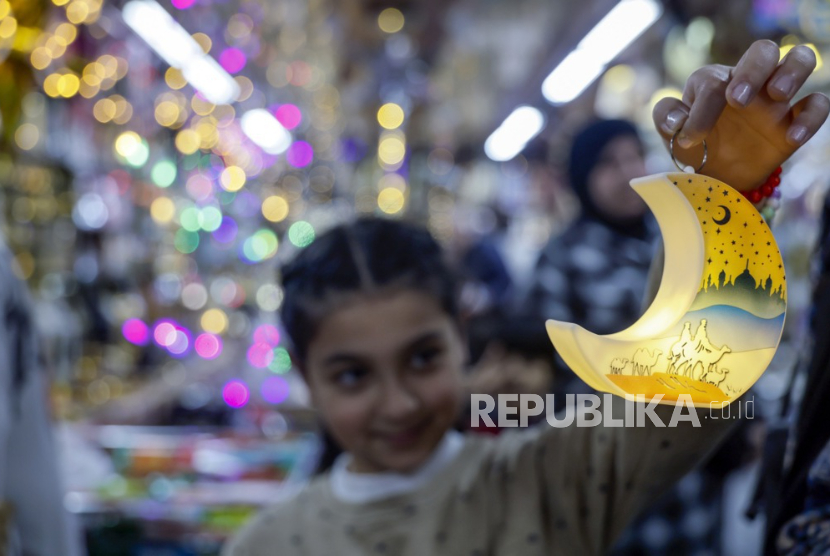 Seorang gadis membeli dekorasi untuk merayakan bulan suci Ramadhan di sebuah toko di Beirut, Lebanon, Senin, 16 Februari 2026. 