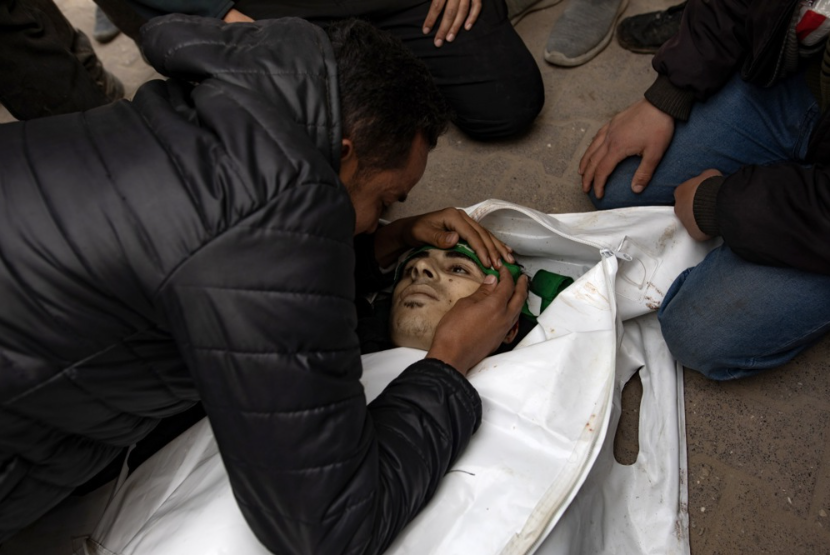 Warga Palestina berduka di samping jenazah syuhada akibat pengeboman Israel di Rumah Sakit Nasser di Khan Yunis, Jalur Gaza selatan, 15 Februari 2026,