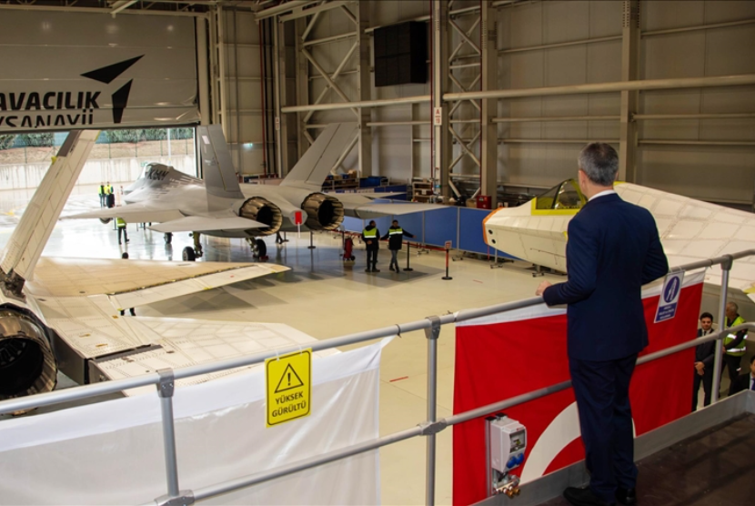 Purwarupa pesawat tempur KAAN di hangar Turkish Aerospace Industries (TUSA?).