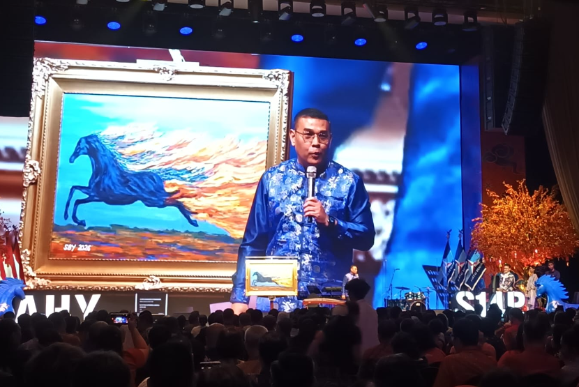 Lukisan karya Presiden ke-6 RI Susilo Bambang Yudhoyono (SBY) laku terjual Rp 6,5 miliar dalam acara lelang yang digelar dalam rangka perayaan Imlek Partai Demokrat, di Djakarta Theater, Rabu (18/2/2026). Lukisan tersebut dilelang dan hasilnya akan untuk kegiatan kemanusiaan.  