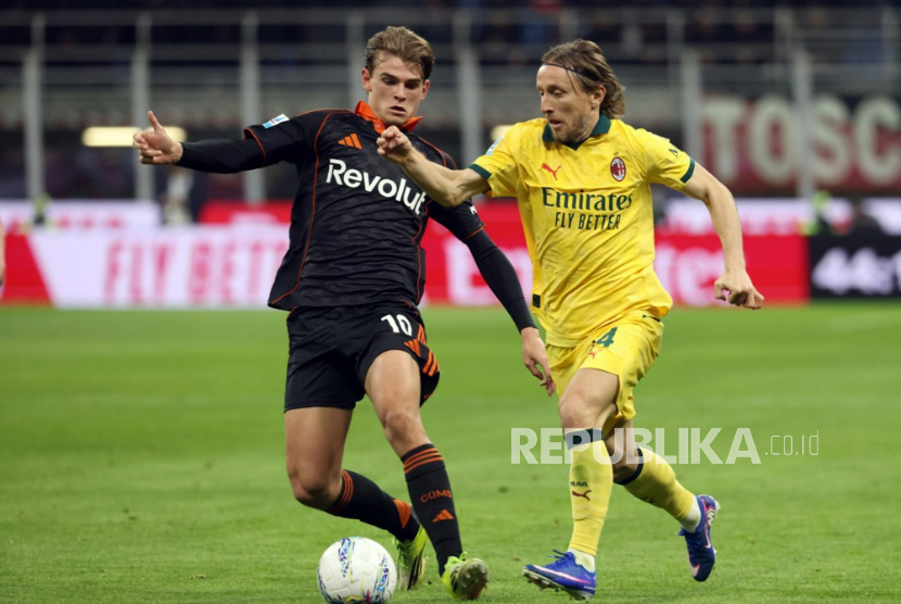 Nico Paz (kiri) dari Como berebut bola dengan Luka Modric dari AC Milan selama pertandingan sepak bola Serie A Italia di Stadion San Siro, Milan,Kamis, 19 Februari 2026. 