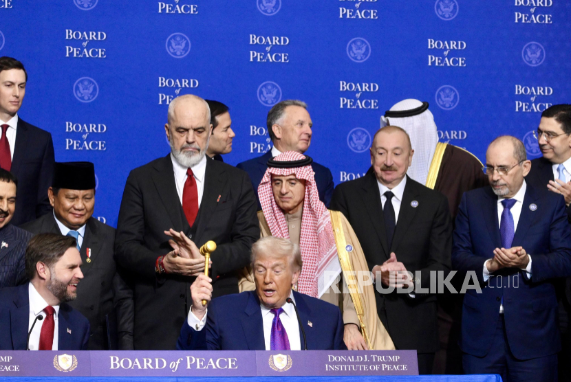 Presiden AS Donald Trump (tengah) mengangkat palu saat pertemuan Dewan Perdamaian di Institut Perdamaian AS di Washington, AS, 19 Februari 2026. 