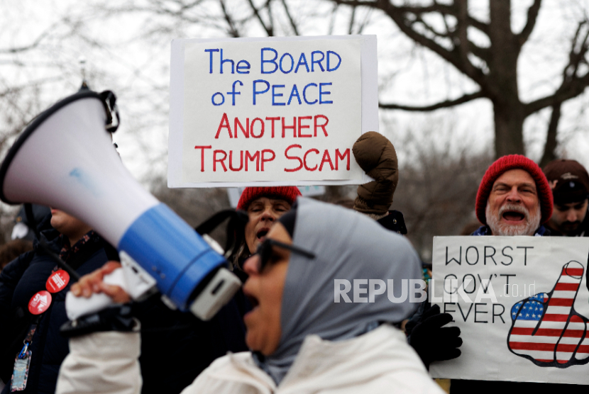 Pengunjuk rasa pro-Palestina menentang pertemuan Dewan Perdamaian di luar Institut Perdamaian AS di Washington, DC, AS, 19 Februari 2026. 