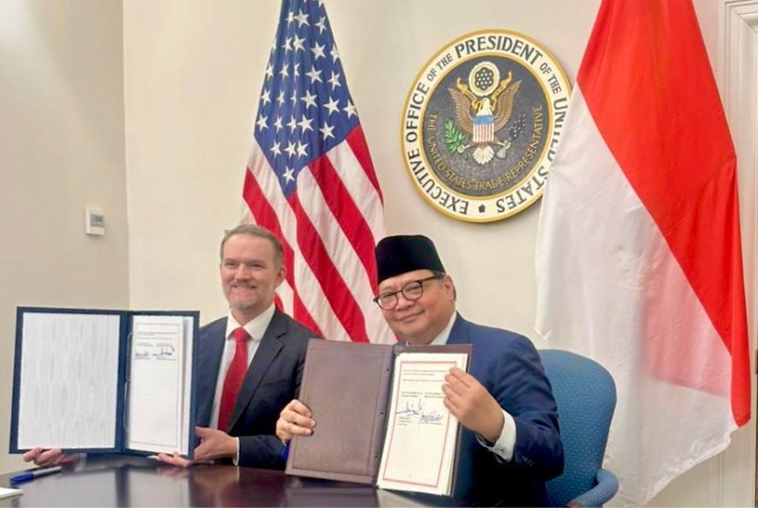 Menko Perekonomian Airlangga Hartarto melaksanakan penandatanganan dokumen Agreement on Reciprocal Trade (ART) di USTR.