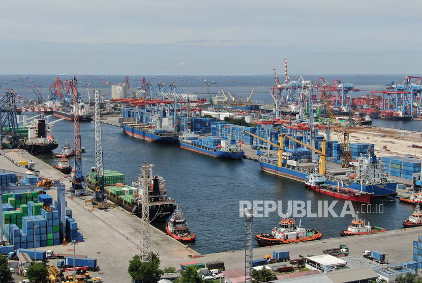 IPC Terminal Petikemas (IPC TPK) meningkatkan kesiapan operasional melalui penguatan layanan dan optimalisasi fasilitas terminal untuk mengantisipasi potensi peningkatan volume barang, khususnya kebutuhan pokok dan komoditas konsumsi masyarakat. 