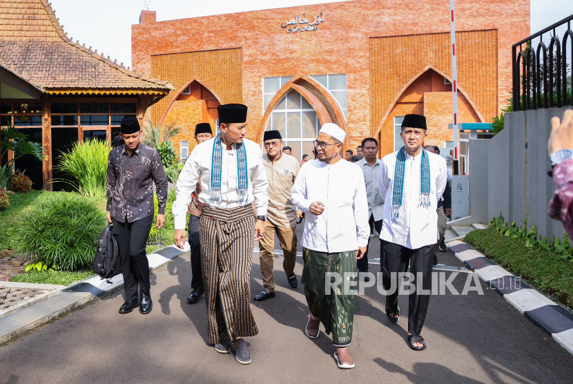 Menteri Koordinator Bidang Infrastruktur dan Pembangunan Kewilayahan Agus Harimurti Yudhoyono (AHY) saat Safari Ramadhan di Mahad Islam Rafiatul Akhyar Institute (MIRA Institute), Pandeglang, Banten, Sabtu (21/2/2026).