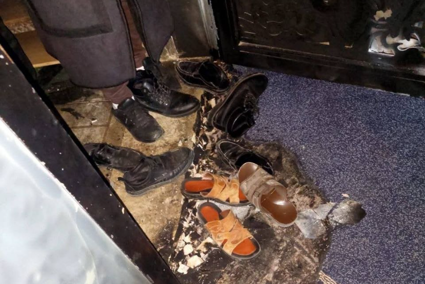 Sepatu-sepatu di pintu Masjid Abu Bakar Siddiq di Nablus, Tepi Barat, yang dibakar pemukim Yahudi pada Senin (23/2/2026) pagi.