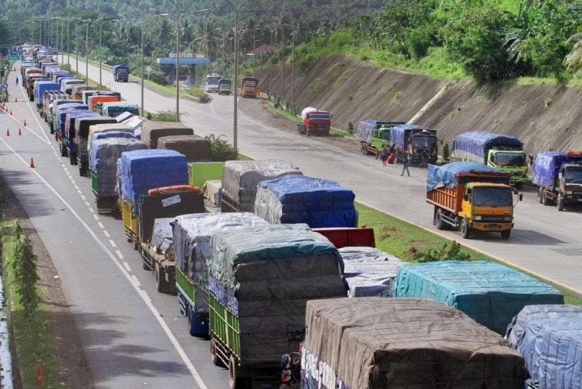 Pemerintah membatasi operasional kendaraan sumbu tiga ke atas selama Angkutan Mudik Lebaran 2026 untuk menjaga kondisi jalan tol dan nasional.