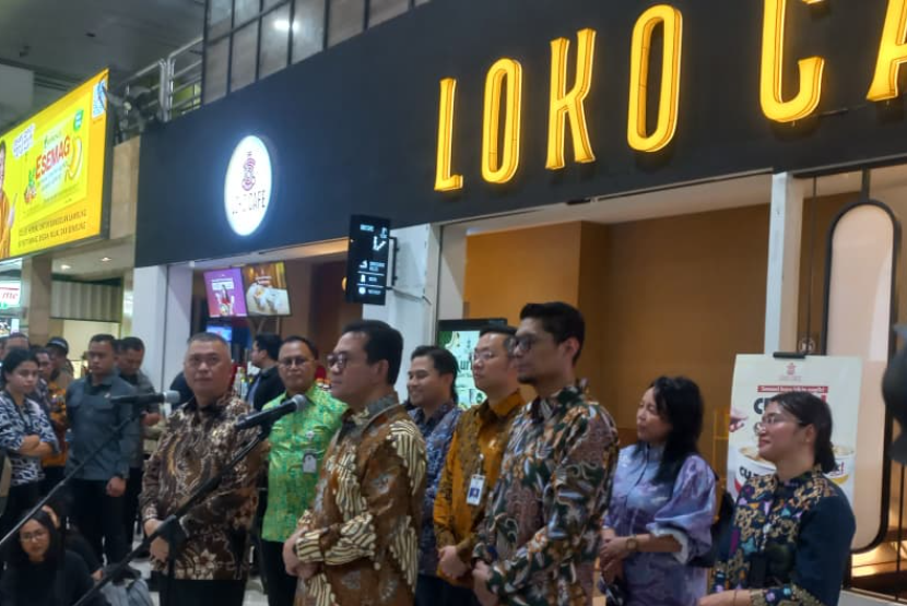 Menteri Perdagangan Budi Santoso dan Menteri Perhubungan Dudy Purwagandhi dalam konferensi pers peninjauan penjualan produk UMKM lokal dalam jaringan bisnis KAI Services di Stasiun Gambir, Jakarta, Selasa (24/2/2026). 