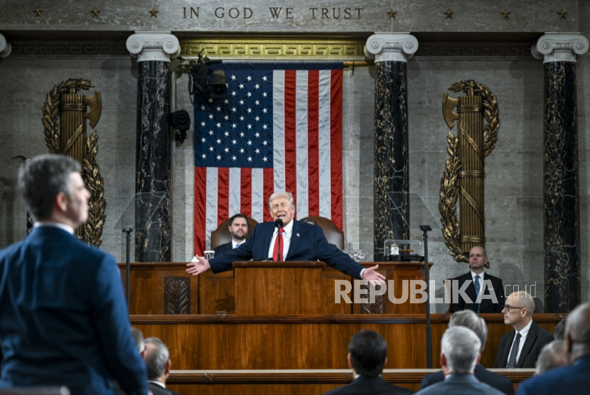 Presiden AS Donald J Trump menyampaikan pidato kenegaraan pada sesi gabungan Kongres di House Chamber of the US Capitol di Washington, DC, AS, 24 Februari 2026.