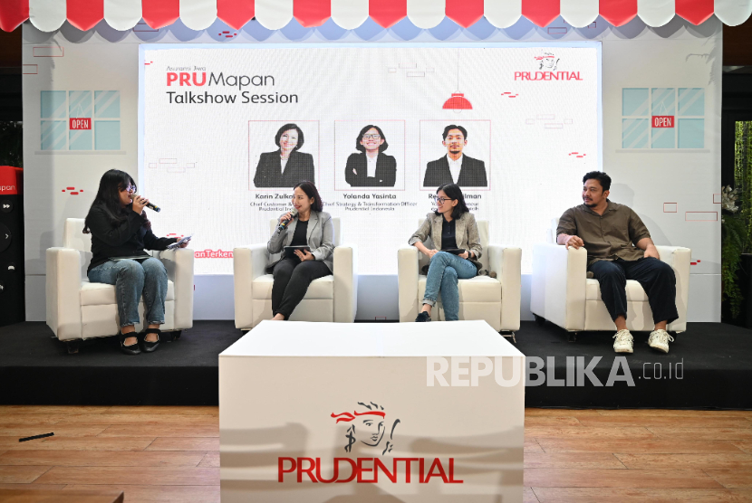 [Kiri-Kanan] Karin Zulkarnaen, Chief Customer & Marketing Officer Prudential Indonesia, Yolanda Yasinta, Chief Strategy & Transformation Officer Prudential Indonesia, dan Reza Nurhilman, Young Entrepreneur sekaligus Founder Maici, saat sesi talkshow PRUMapan Rabu (25/02), di Jakarta.